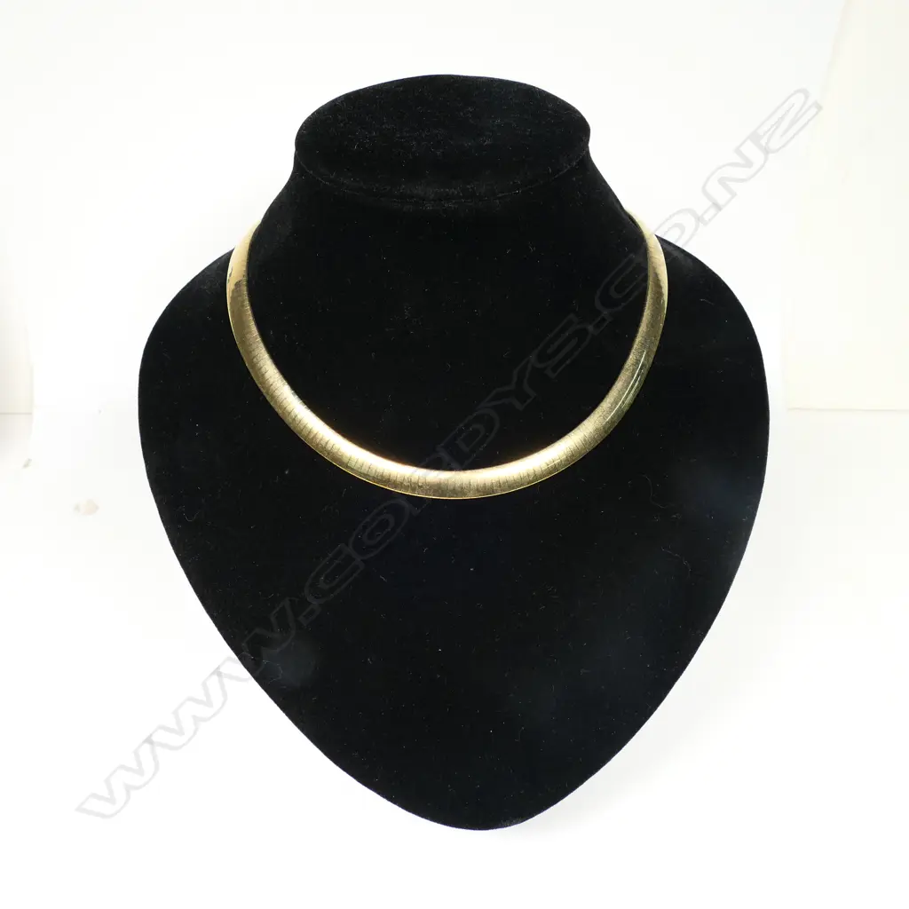 A 9ct gold choker - graduating flat articulated links, push clasp with safety catch. 46.73gms. Valuation available. Image 1++