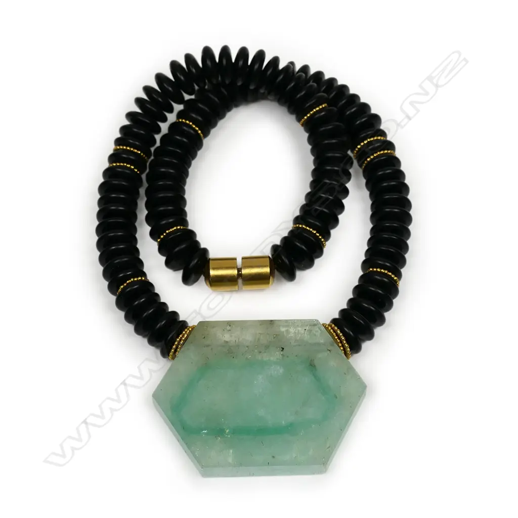 A designer onyx and quartz pendant necklace with 18ct yellow gold fittings - the onyx discs with 14 gold discs highlighting, the pendant as a hexagonal green and clear semi translucent panel. 18ct yellow gold clasp. Valuation available. Image 1++