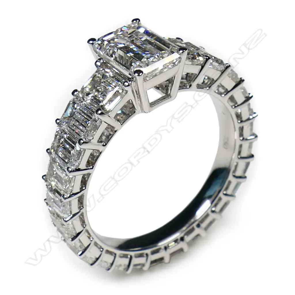An impressive 18ct white gold and diamond fully set diamond ring, Image 1++