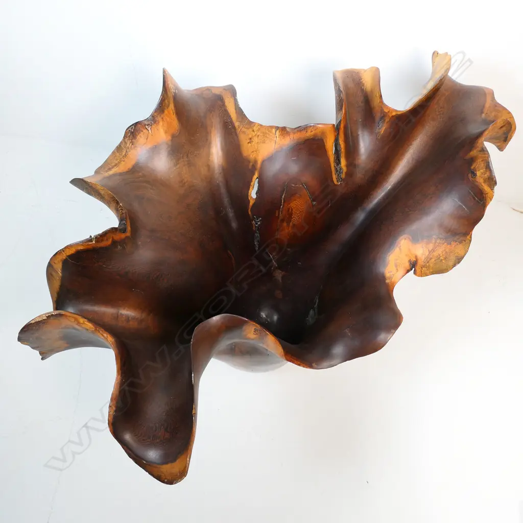A large burl centre piece - polished with a good grain. 900 x 650mm. Image 1++