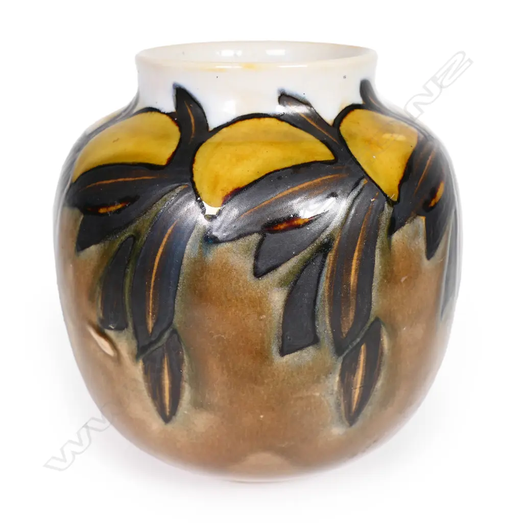 A Royal Doulton Art Deco stoneware vase, Image 1++