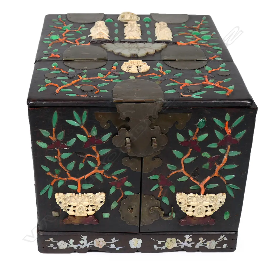 A vintage Chinese dressing box, Image 1++