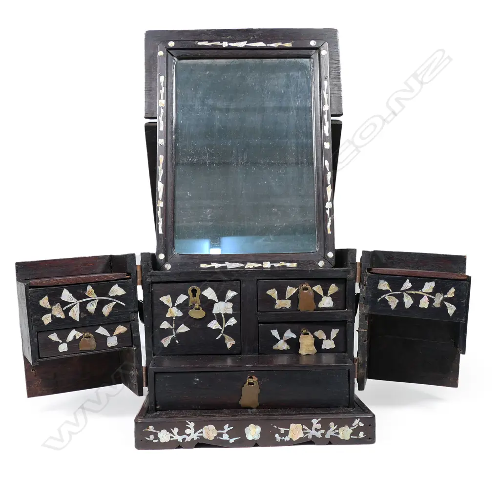A vintage Chinese dressing box, Image 1++