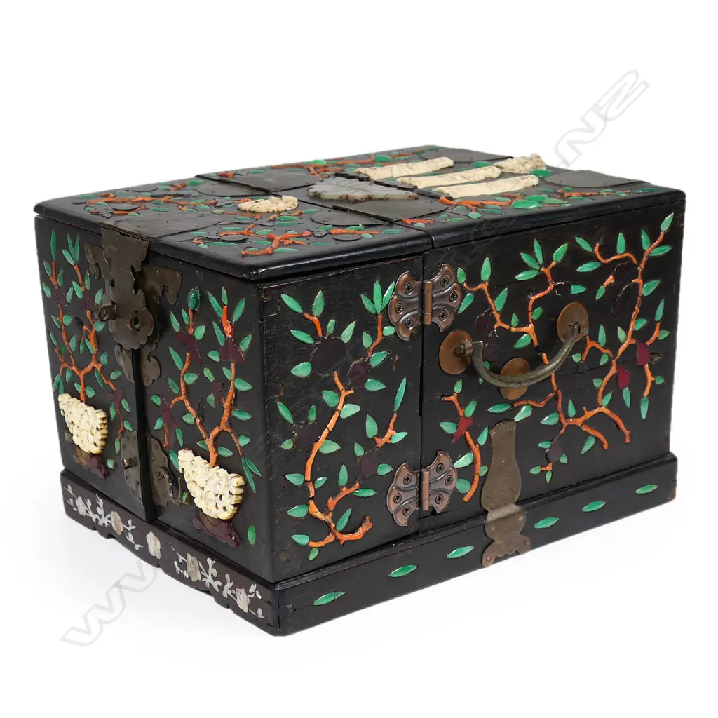 A vintage Chinese dressing box, Image 1++
