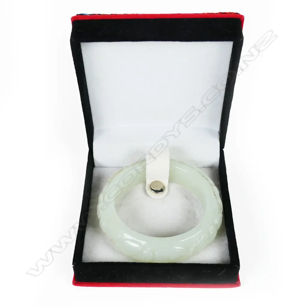 A quality Chinese carved white jade bangle, Image 1++