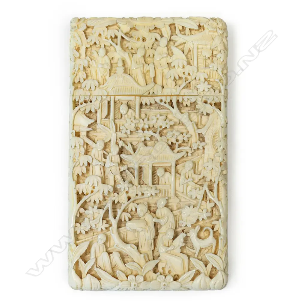 A good 19thC Chinese finely carved ivory card case, Image 1++