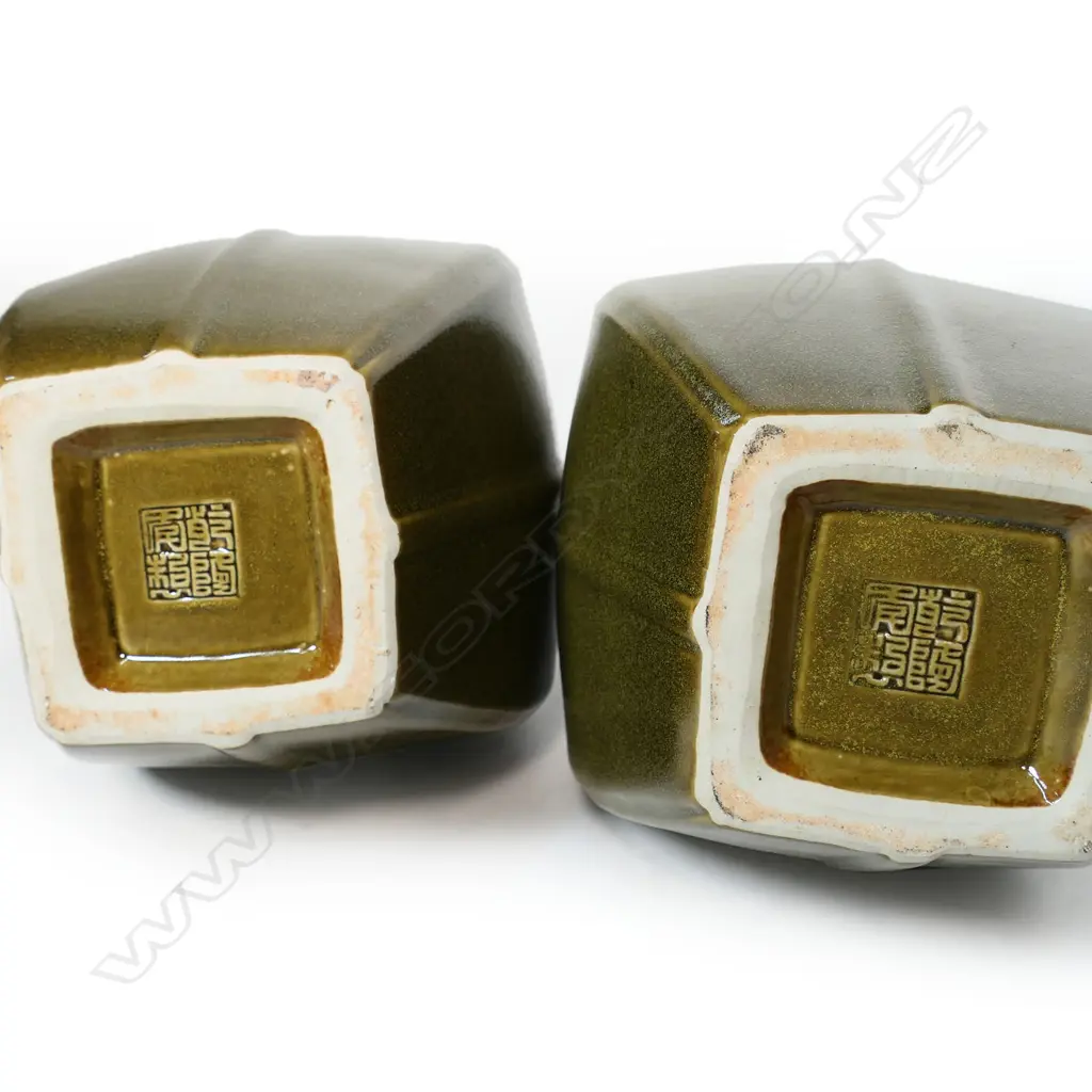 A pair of large Chinese square form tea dust glazed vases, Image 1++