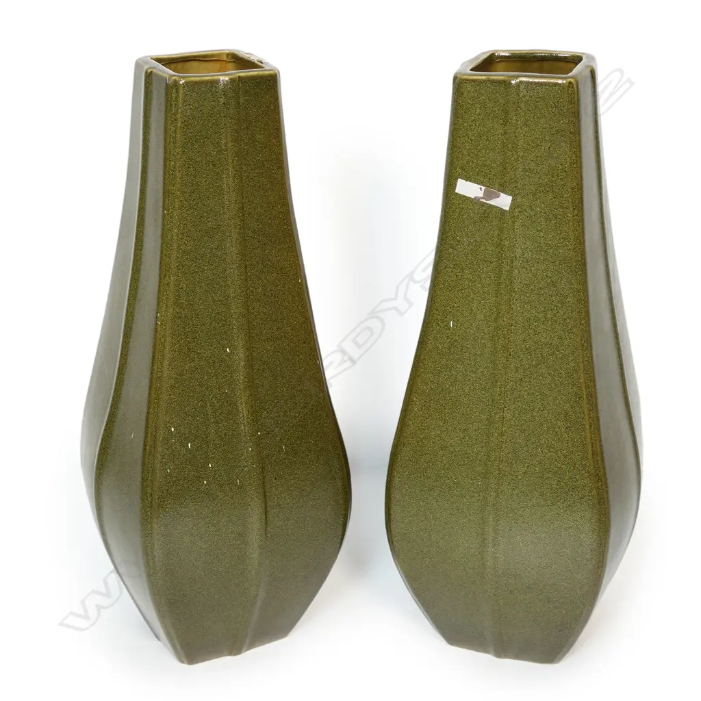 A pair of large Chinese square form tea dust glazed vases, Image 1++