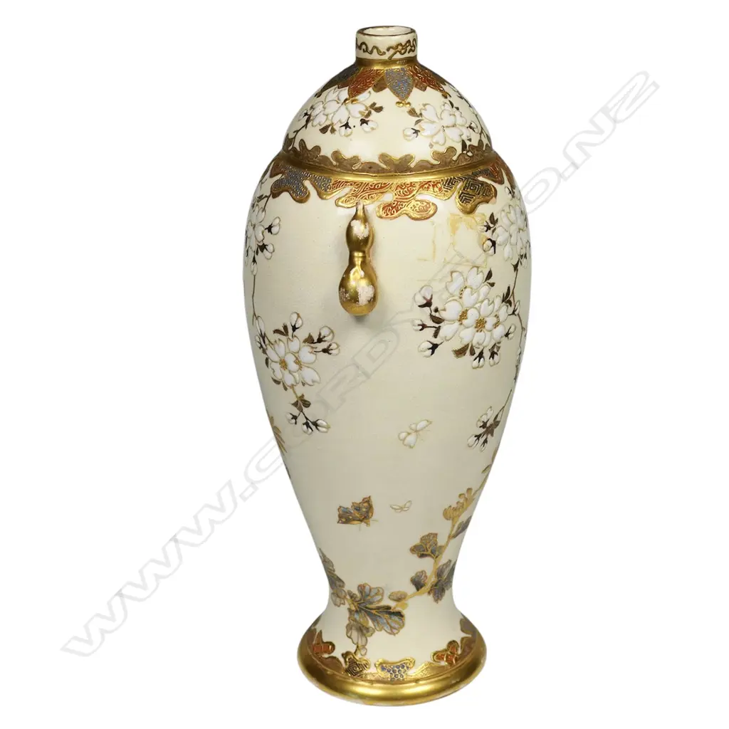 A Japanese Meiji period fine Satsuma specimen vase, Image 1++