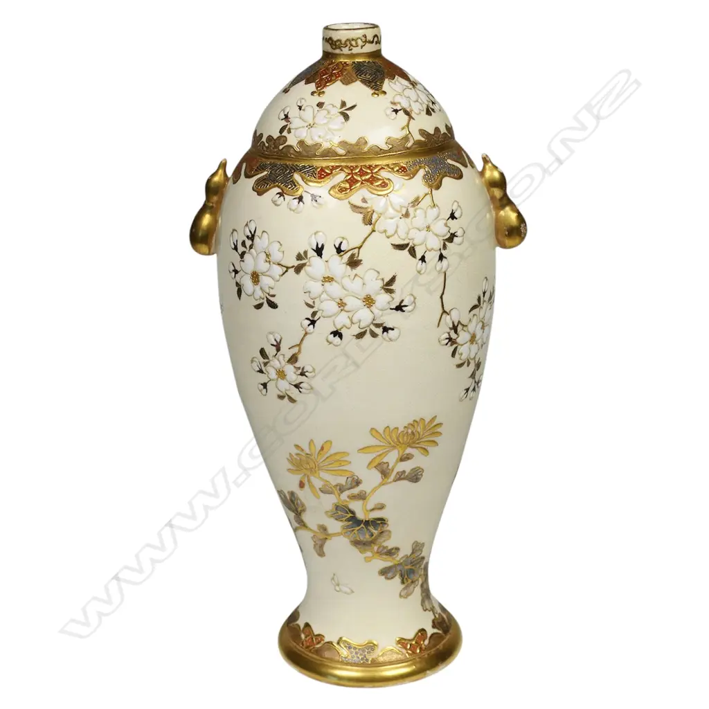 A Japanese Meiji period fine Satsuma specimen vase, Image 1++