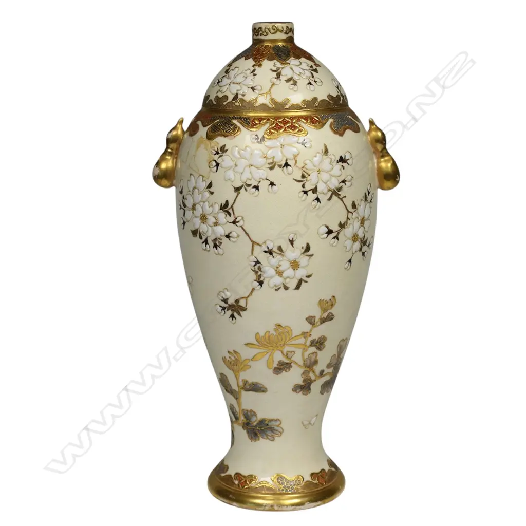 A Japanese Meiji period fine Satsuma specimen vase, Image 1++