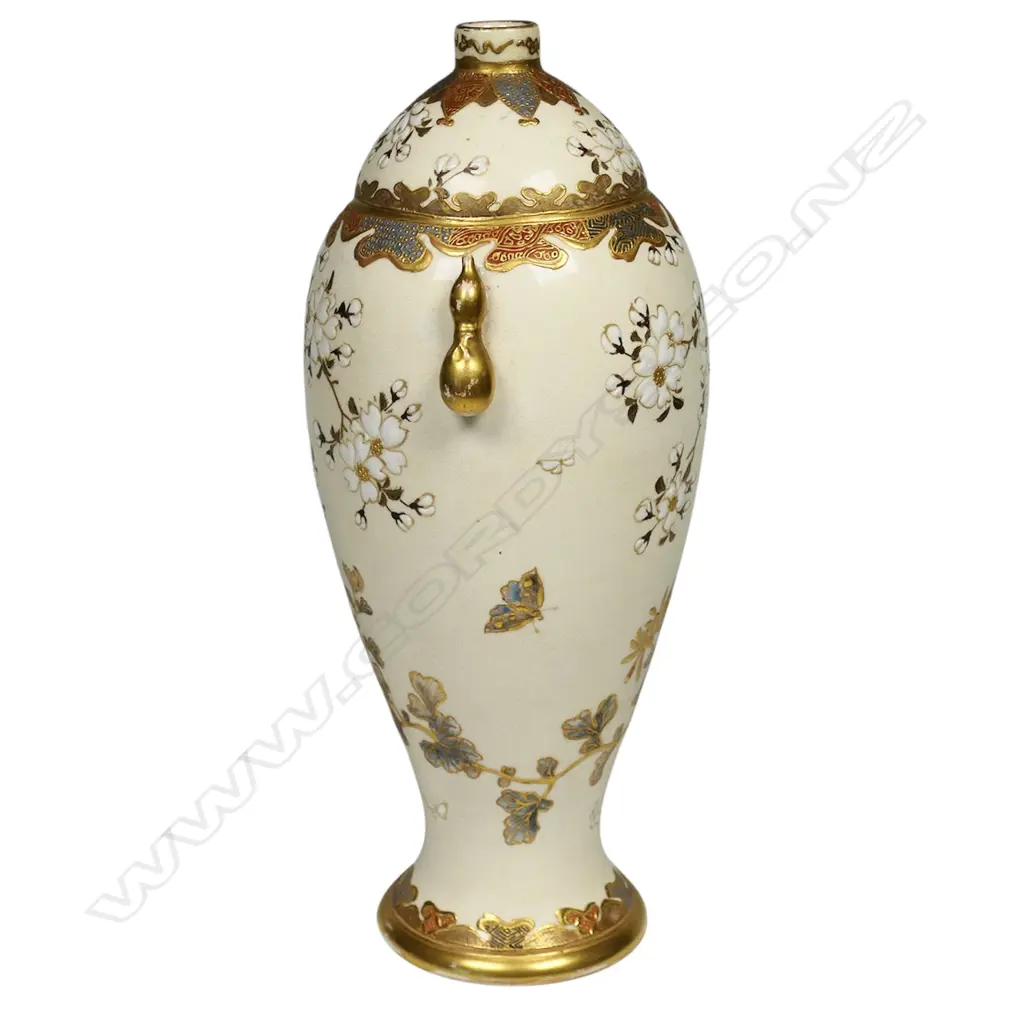 A Japanese Meiji period fine Satsuma specimen vase, Image 1++