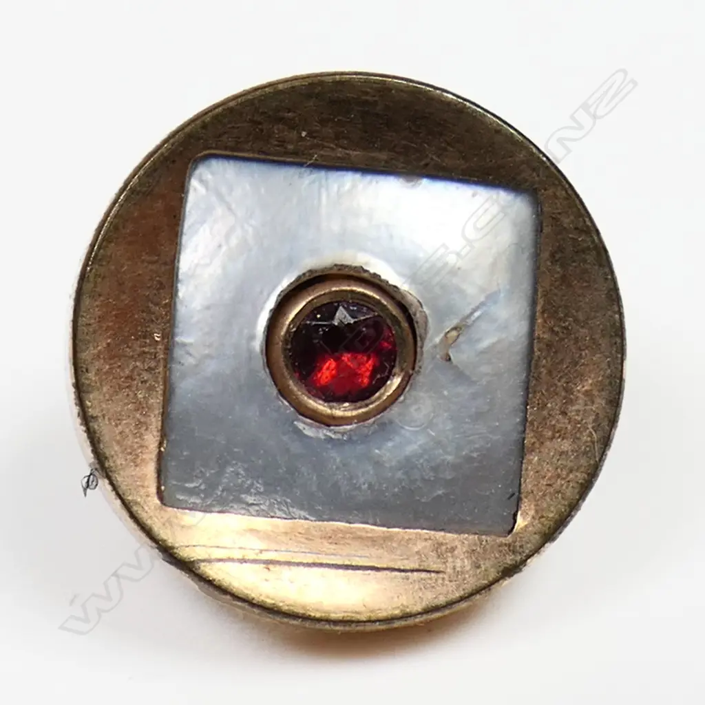 A set of six 9ct gold and mother of pearl buttons, Image 1++