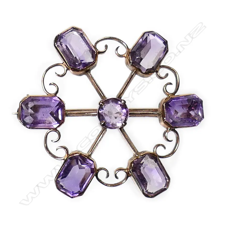 A 9ct gold and amethyst brooch, Image 1++