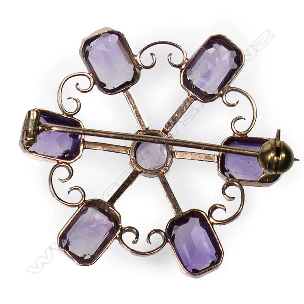 A 9ct gold and amethyst brooch, Image 1++