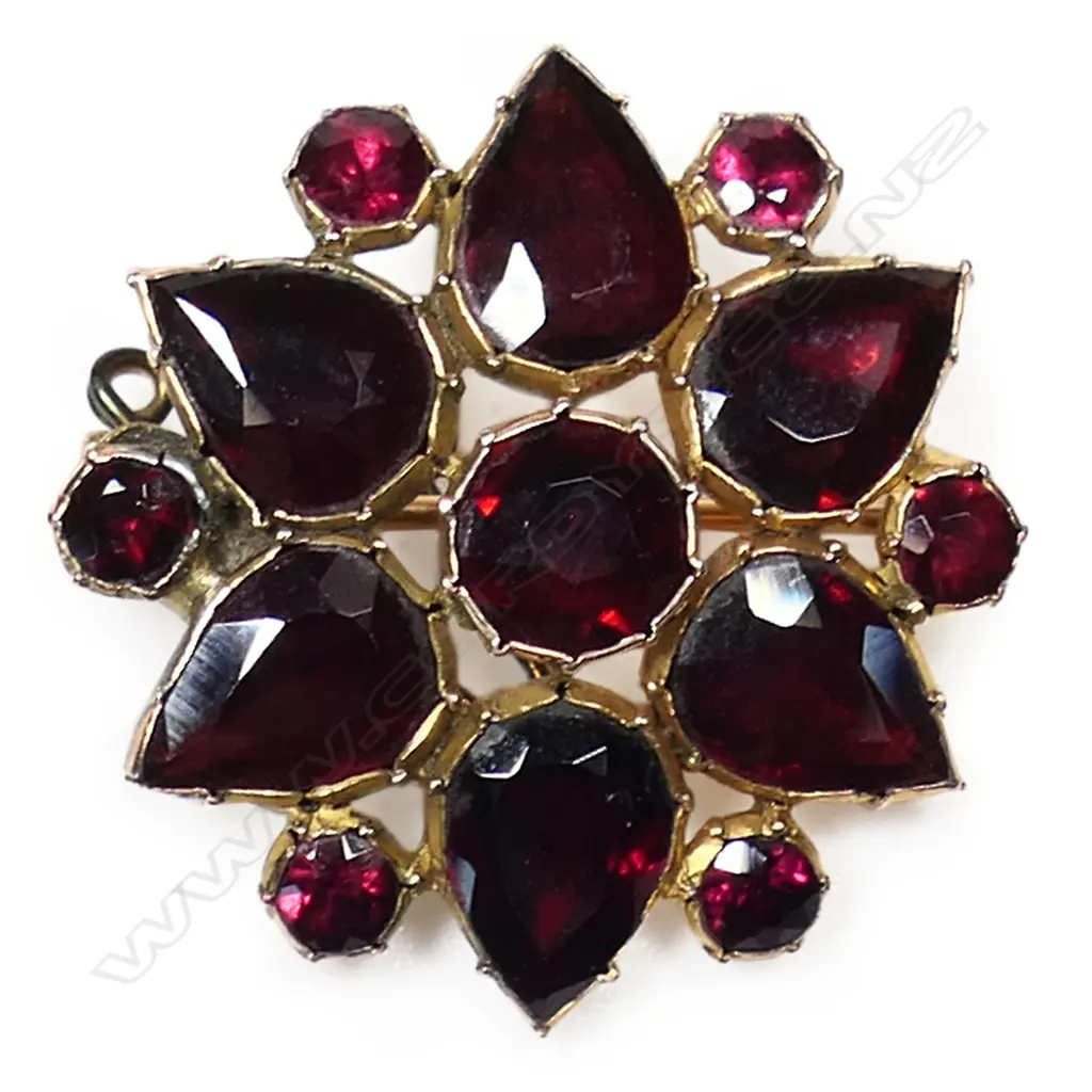 A 9ct gold and Bohemian garnet brooch, Image 1++
