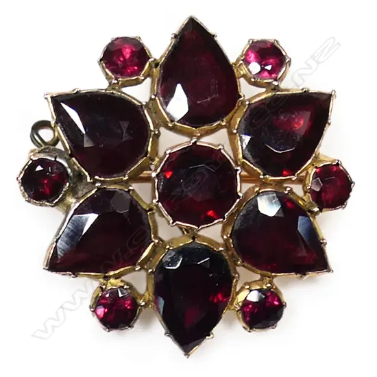 A 9ct gold and Bohemian garnet brooch,