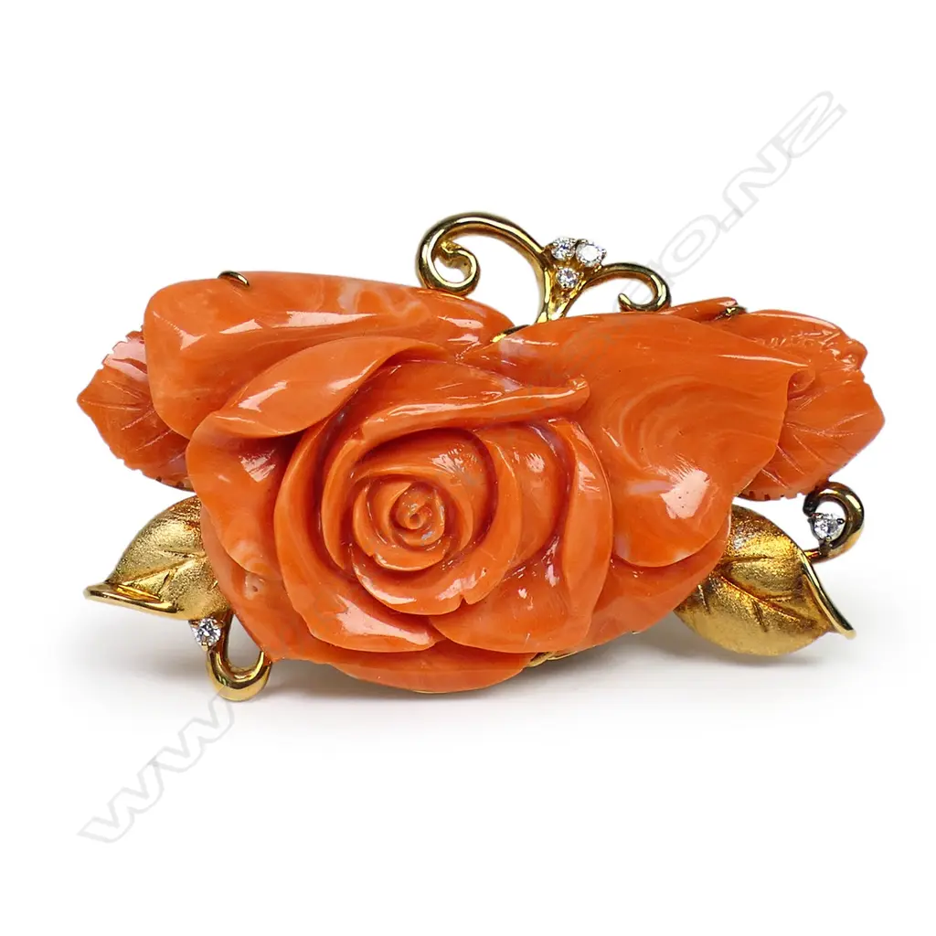 A stylish large 18ct yellow gold orange/red Mediterranean coral and diamond brooch, Image 1++