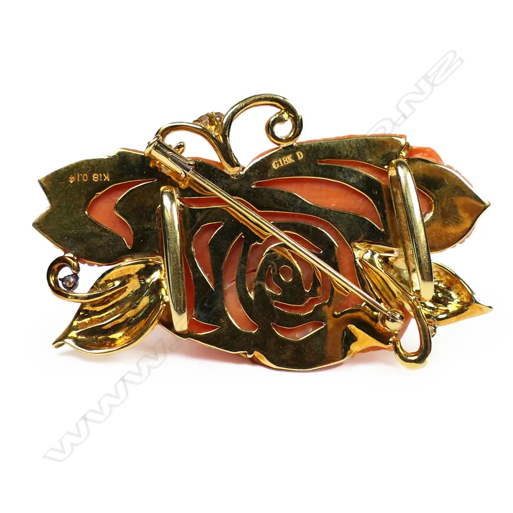 A stylish large 18ct yellow gold orange/red Mediterranean coral and diamond brooch, Image 1++