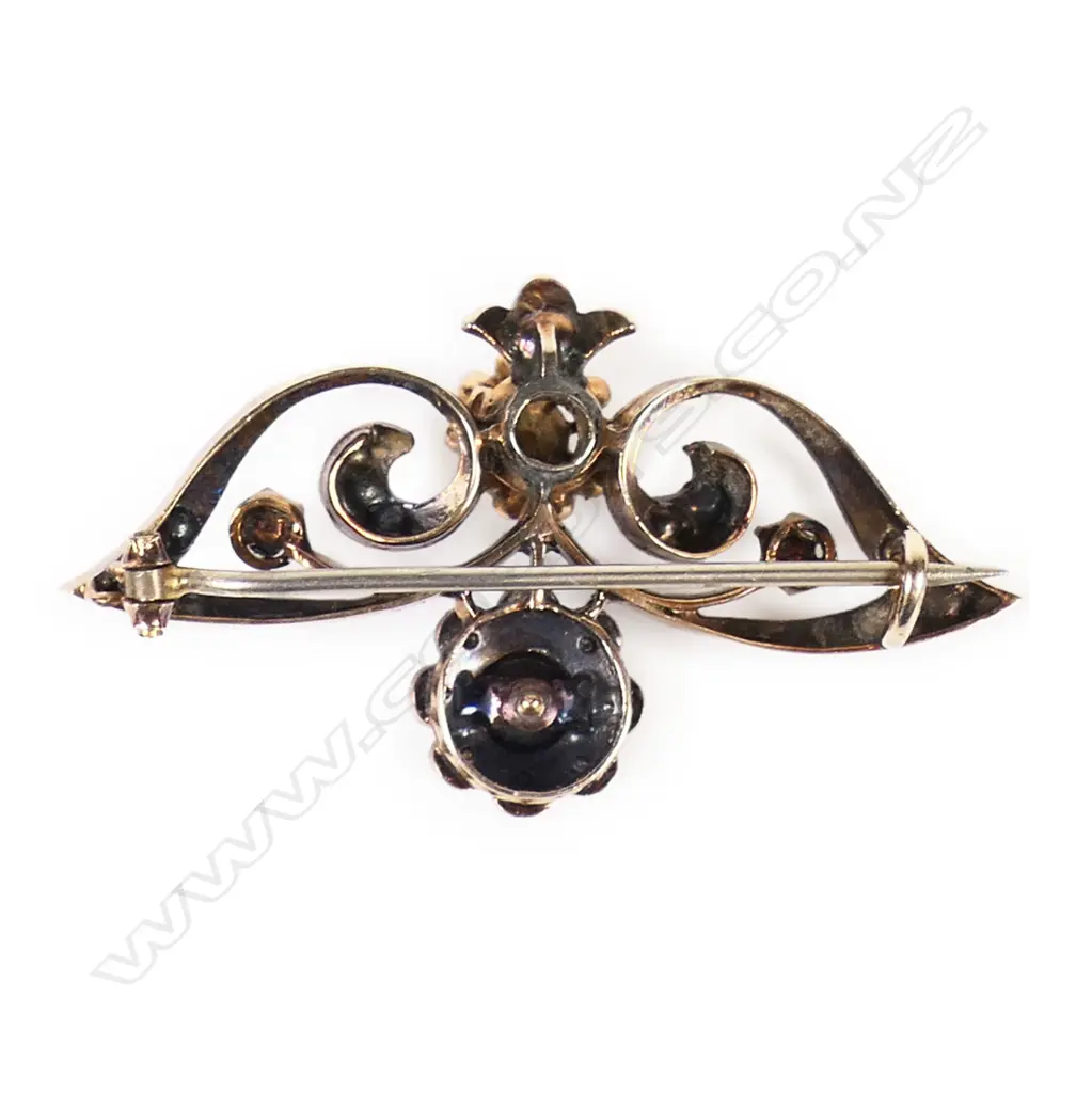 A Victorian gold silver and diamond brooch, Image 1++