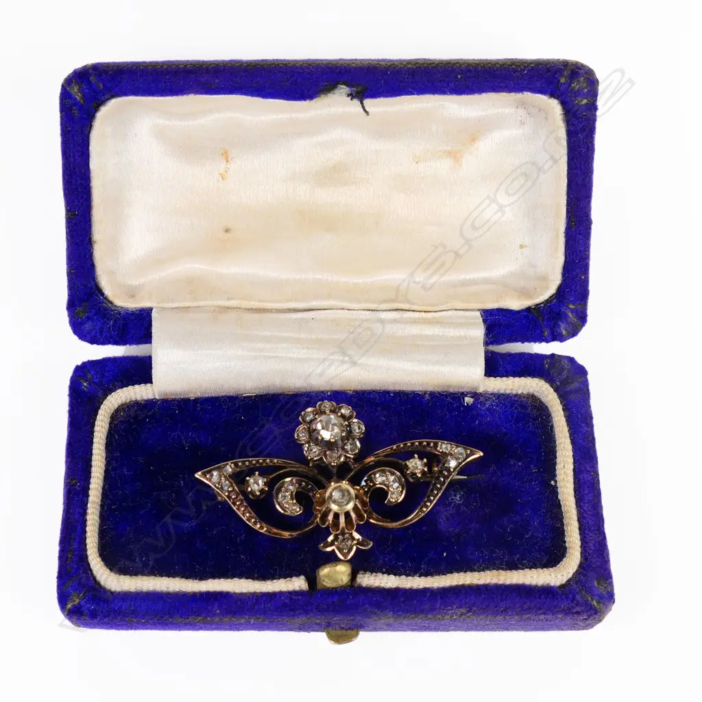 A Victorian gold silver and diamond brooch, Image 1++