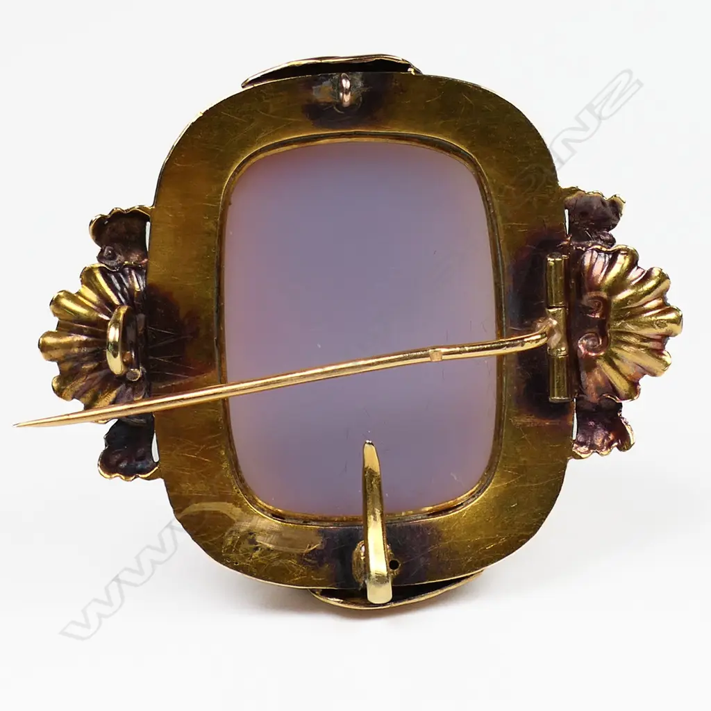 A 19thC 18ct gold and sardonyx carved cameo brooch, Image 1++