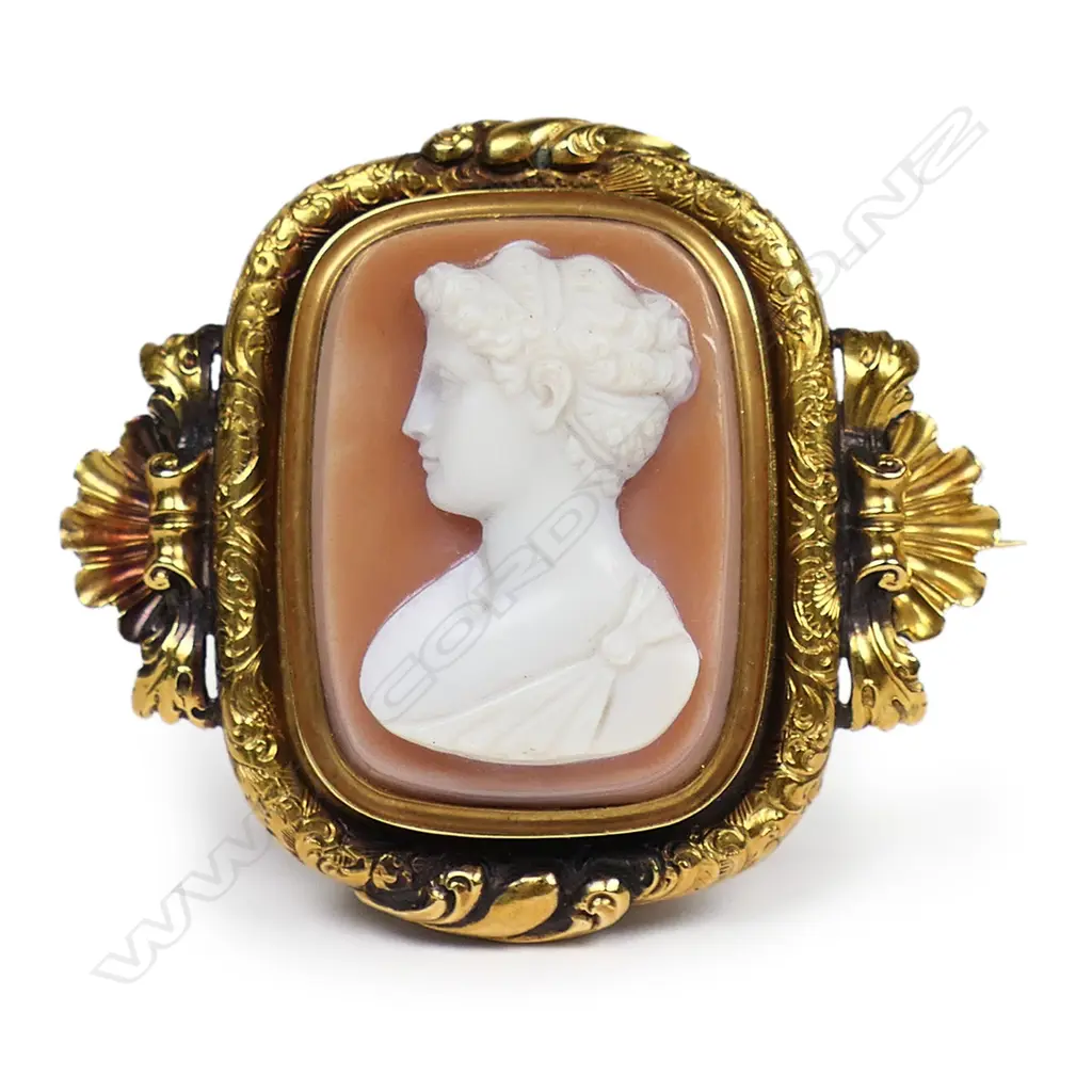 A 19thC 18ct gold and sardonyx carved cameo brooch, Image 1++