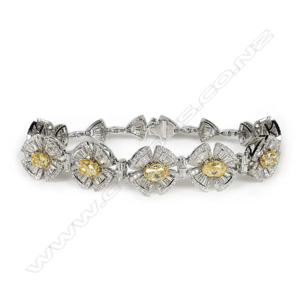 An 18ct white gold yellow and white diamond bracelet, Image 1++