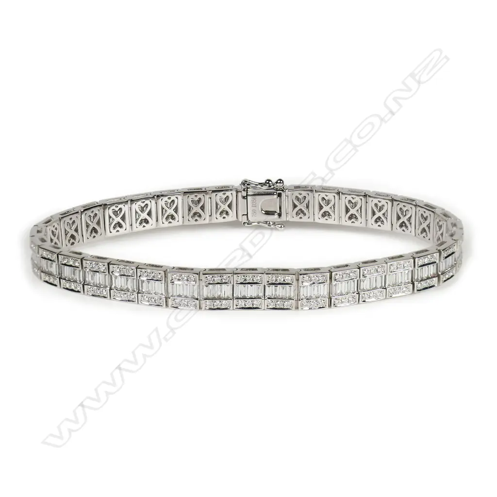 An 18ct white gold and diamond bracelet, Image 1++