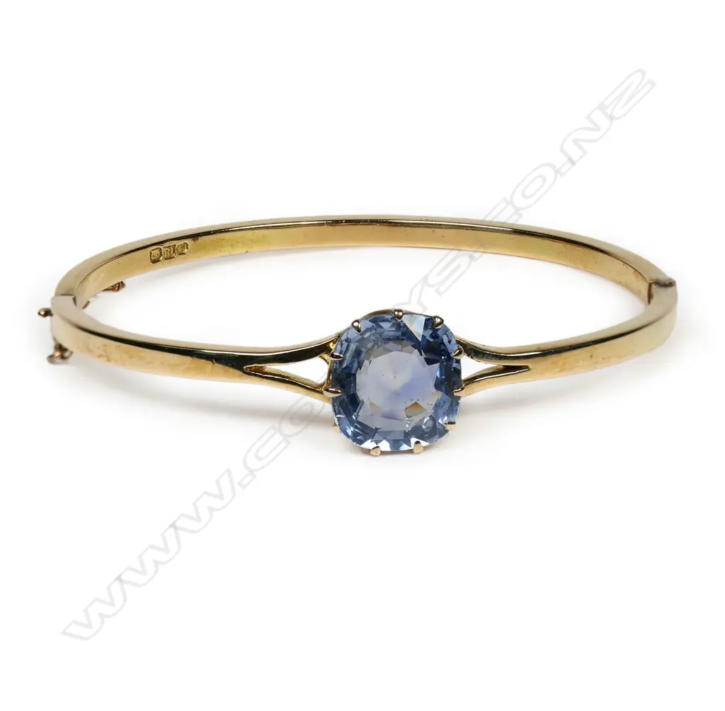 An Edwardian 18ct gold and sapphire bangle, Image 1++