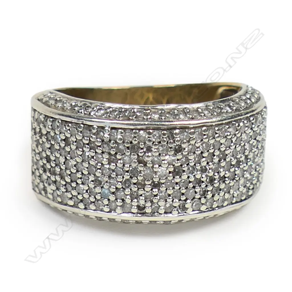 A 9ct yellow gold and multi diamond encrusted ring, Image 1++