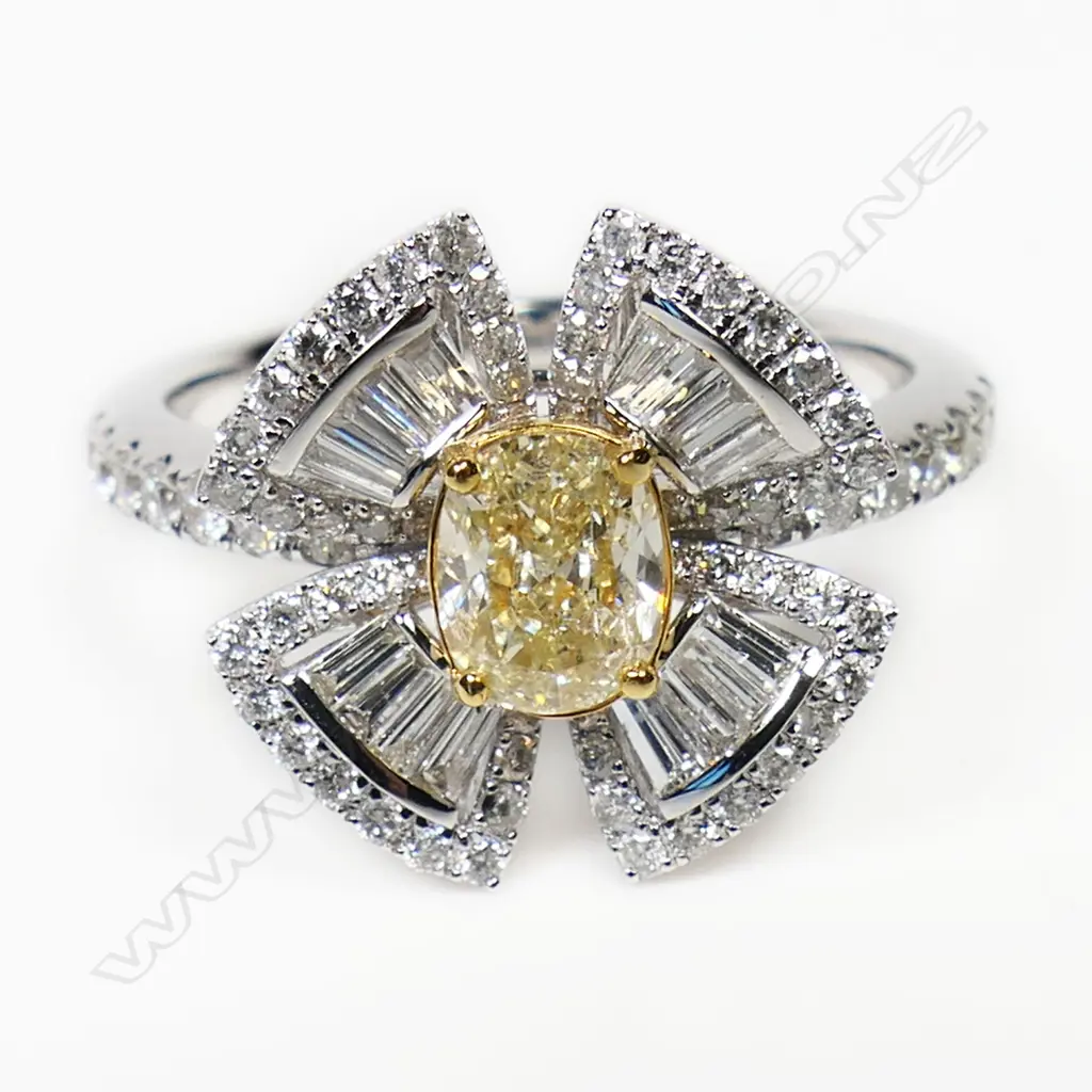An 18ct white gold yellow and white diamond ring, Image 1++