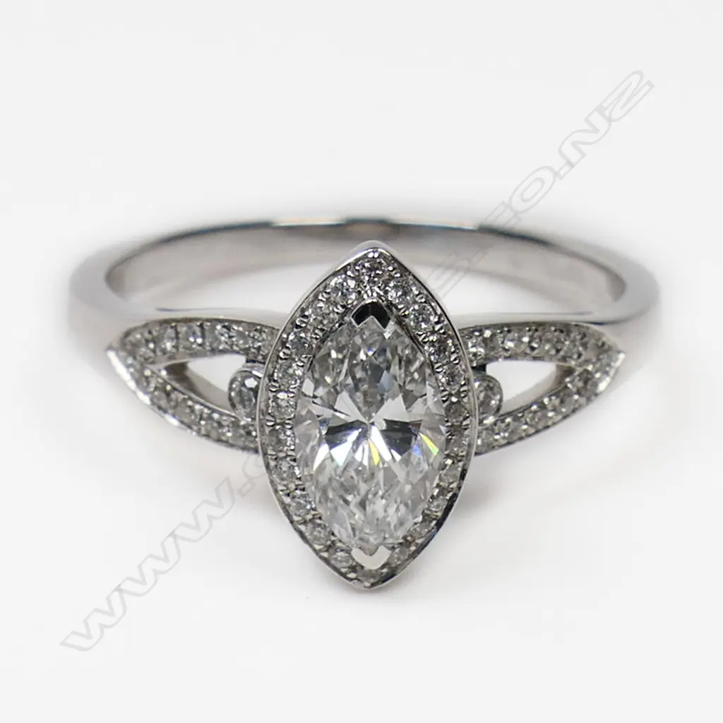 An 18ct white gold and diamond ring, Image 1++