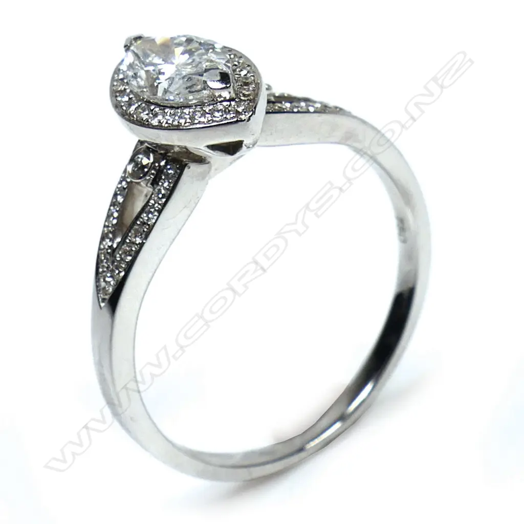 An 18ct white gold and diamond ring, Image 1++