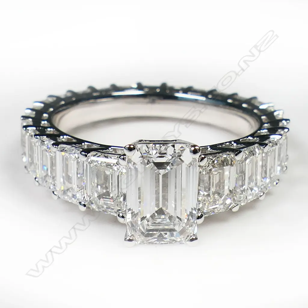 An impressive 18ct white gold and diamond fully set diamond ring, Image 1++