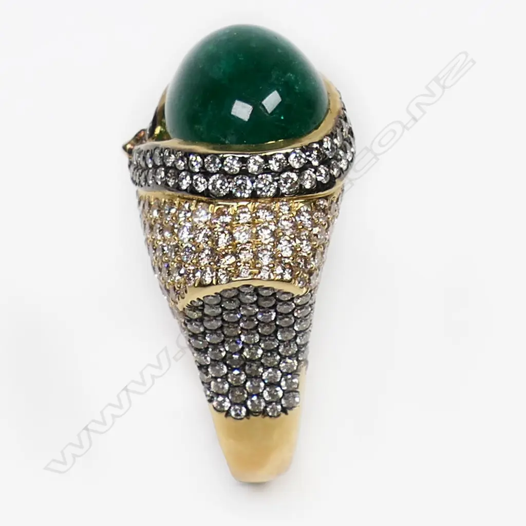 An 18ct gold emerald and diamond ring, Image 1++