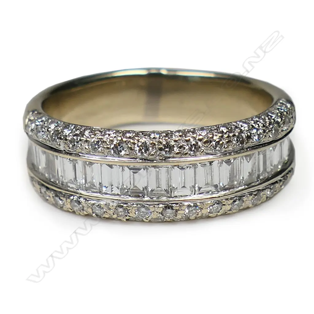 An 18ct white and diamond dress ring, Image 1++