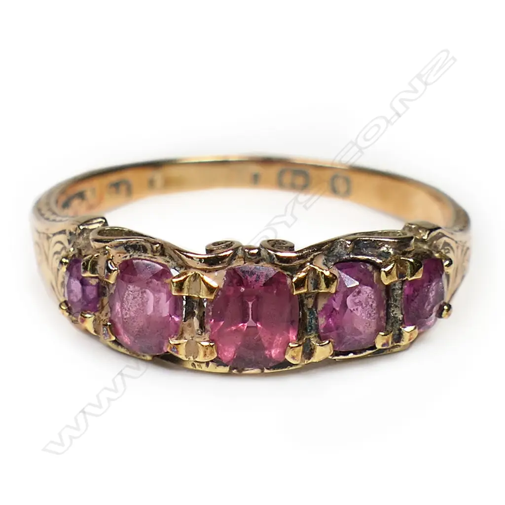 A Victorian 15ct gold and garnet ring, Image 1++
