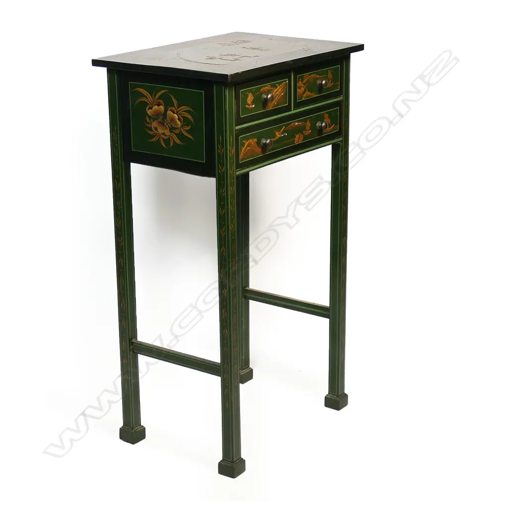 A vintage chinoiserie small side table, Image 1++