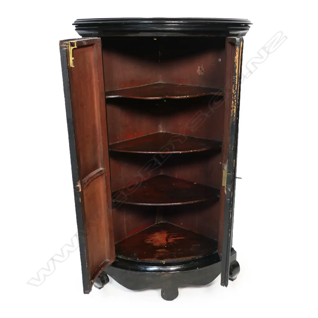 A Georgian Chinoiserie corner cupboard, Image 1++