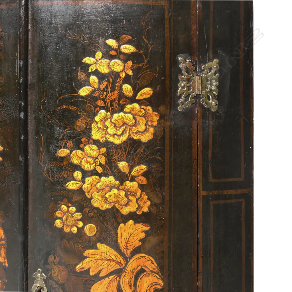 A Georgian Chinoiserie corner cupboard, Image 1++
