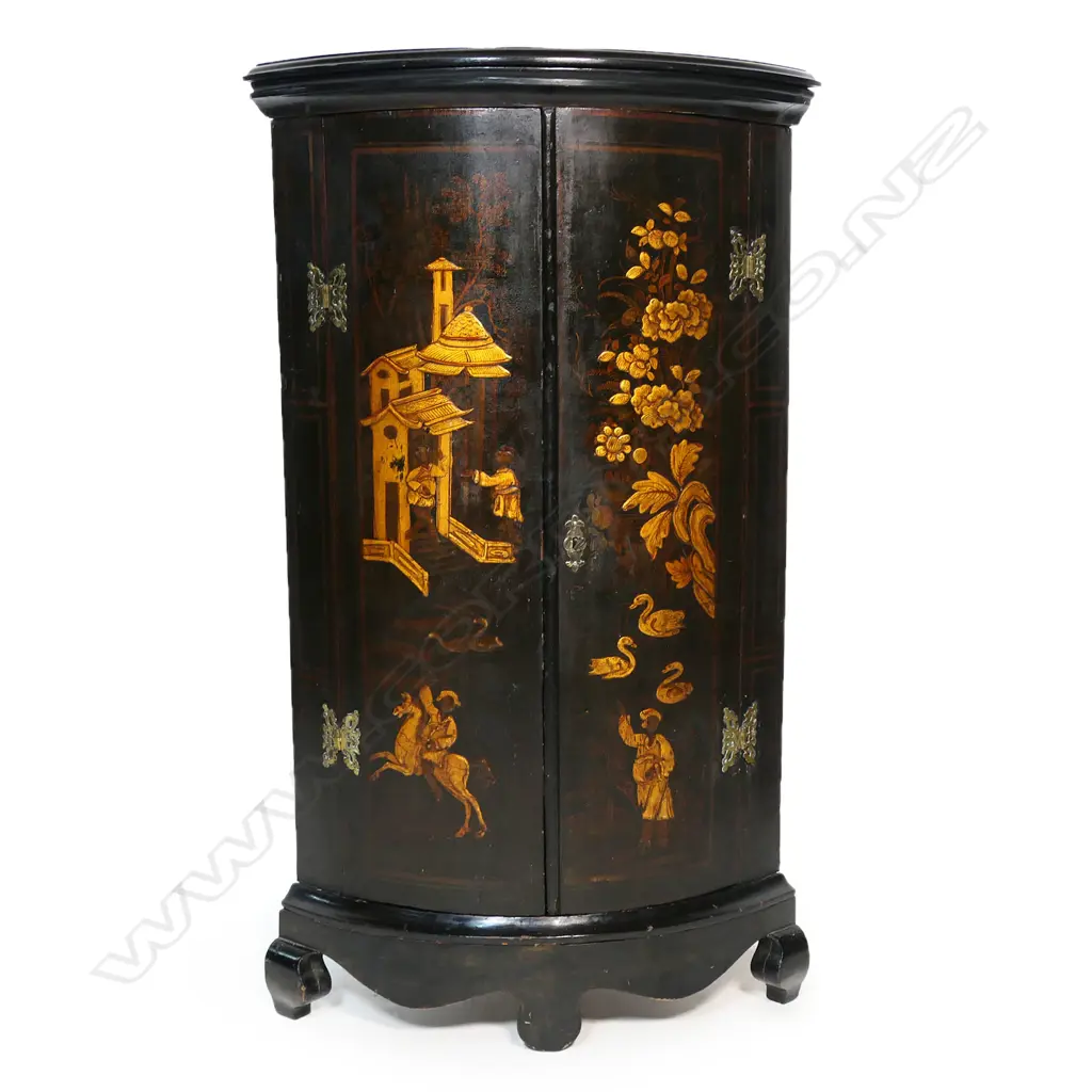 A Georgian Chinoiserie corner cupboard, Image 1++