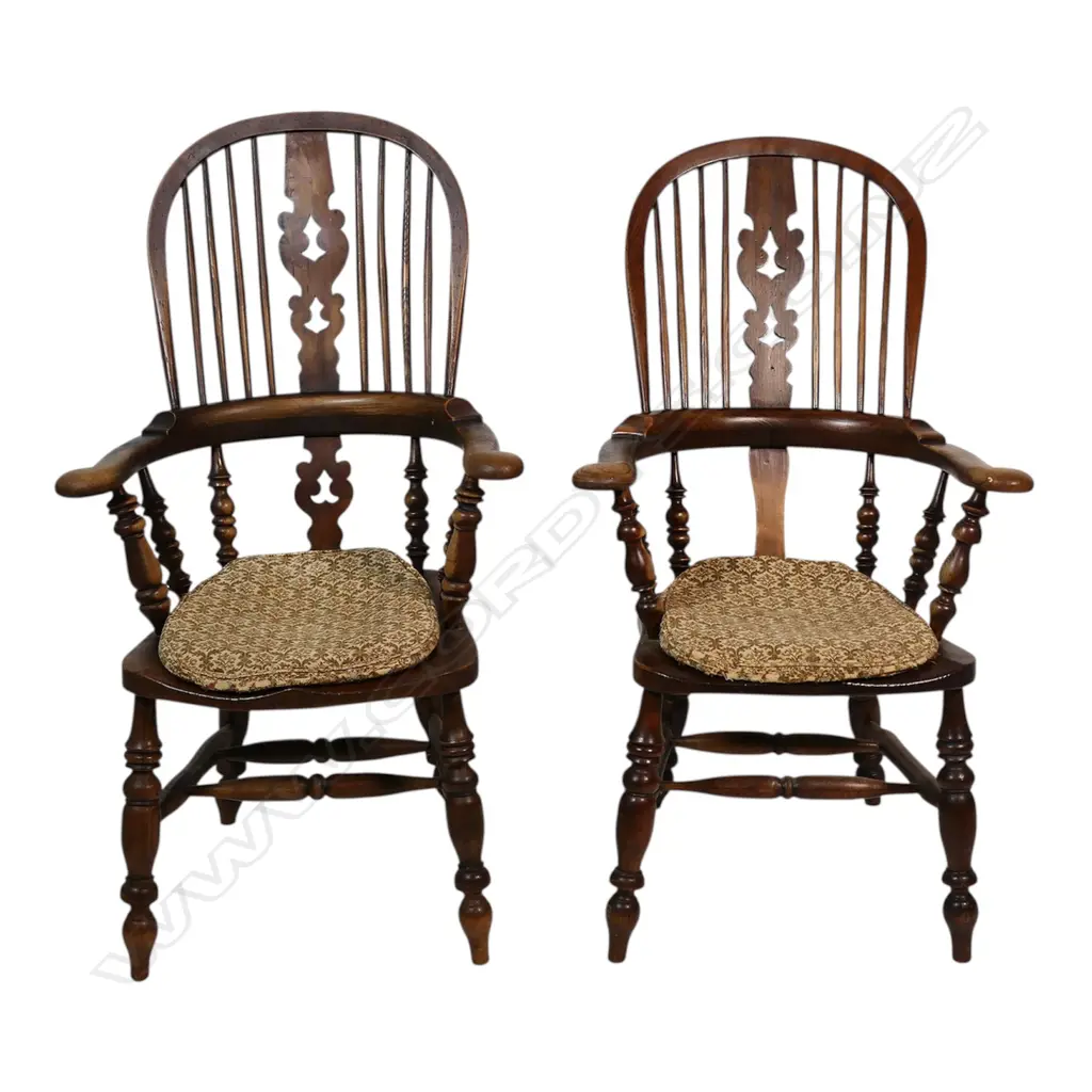 A pair of 19thC elm Windsor armchairs, Image 1++