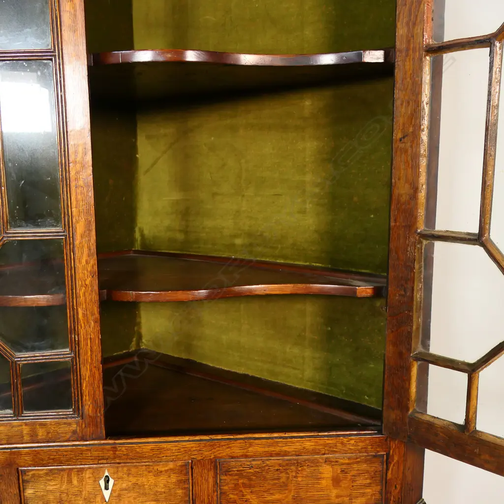 A Georgian oak free standing corner cabinet, Image 1++