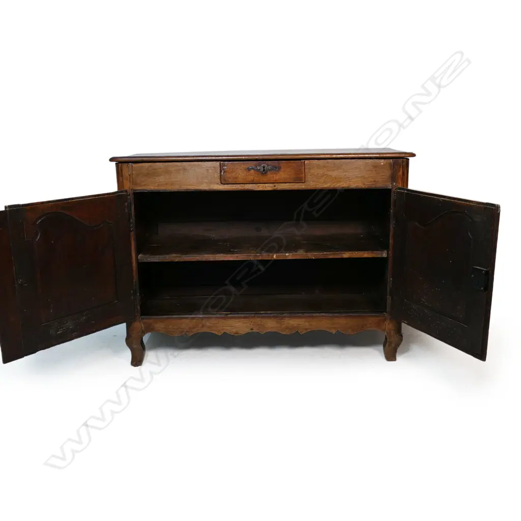 A Continental oak small sideboard, Image 1++