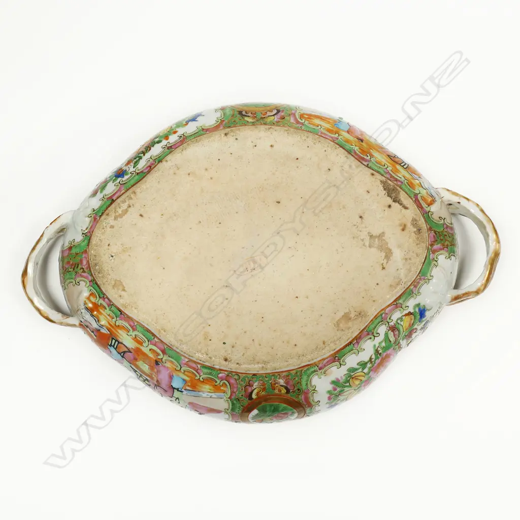 A 19thC Chinese Canton famille rose enamelled lidded two handled tureen, Image 1++