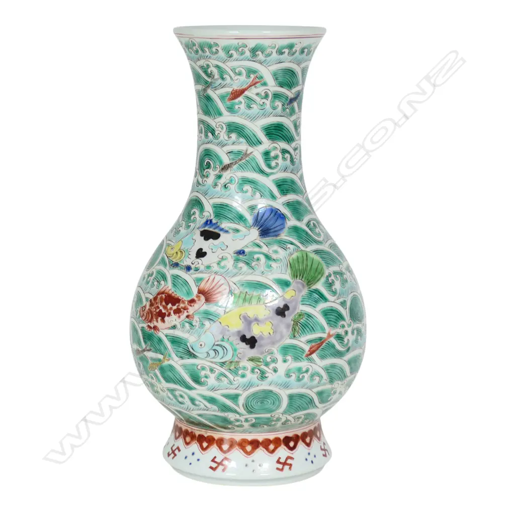 A Qing Dynasty style five colour 'Fish Basket' decorated vase, Image 1++
