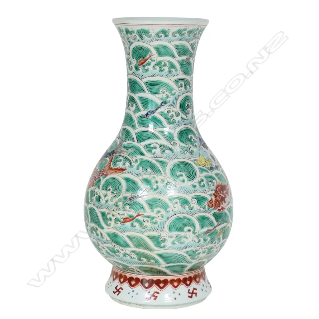 A Qing Dynasty style five colour 'Fish Basket' decorated vase, Image 1++