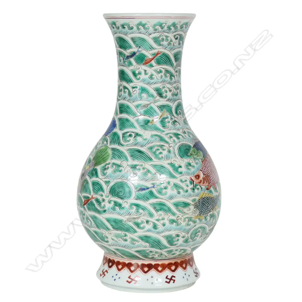 A Qing Dynasty style five colour 'Fish Basket' decorated vase, Image 1++