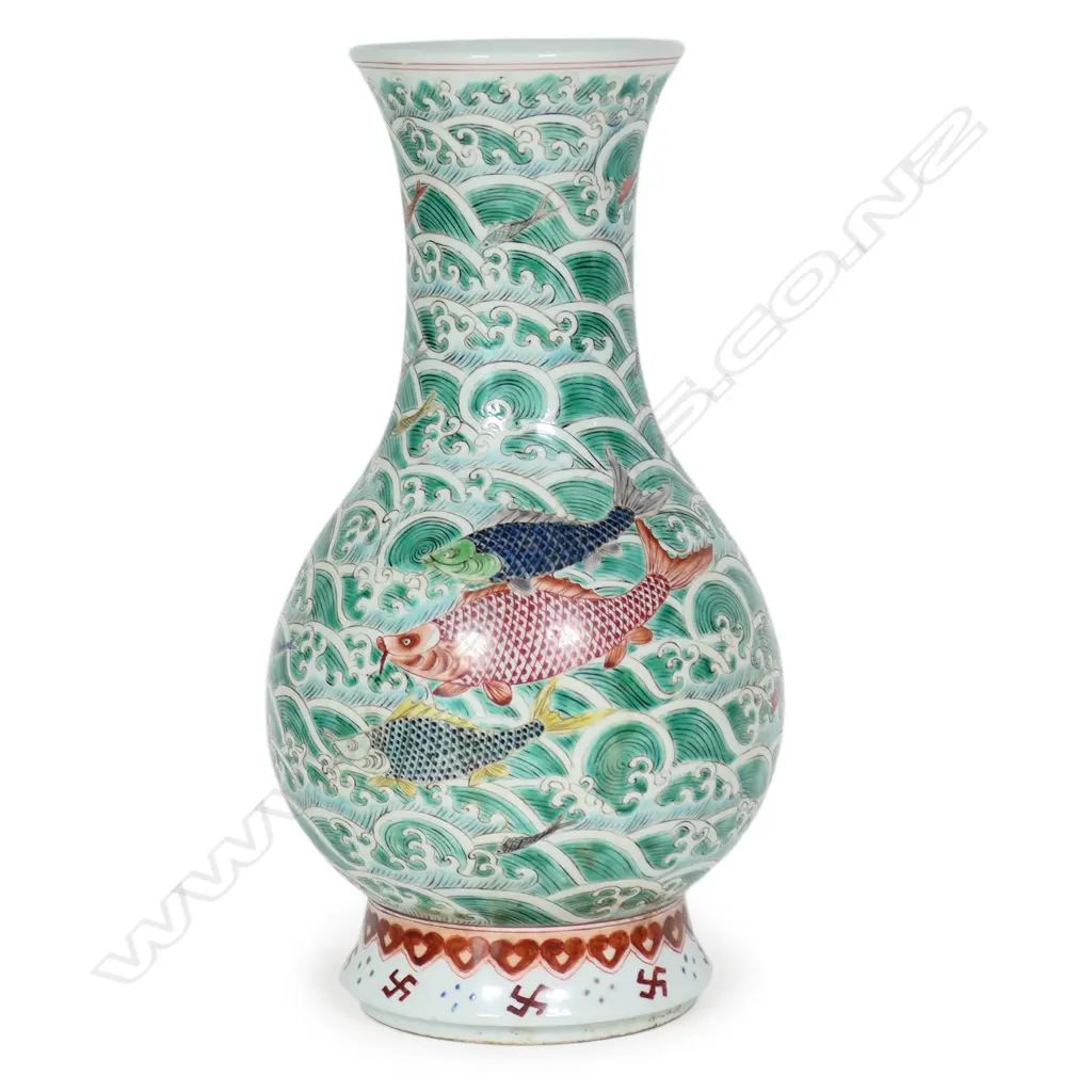 A Qing Dynasty style five colour 'Fish Basket' decorated vase, Image 1++